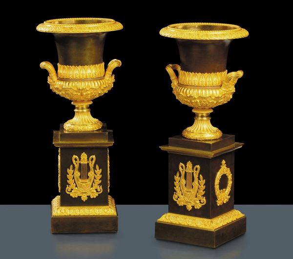 Coppia di vasi medicei di epoca Impero in bronzo finemente cesellato a patina scura e dorato, Francia, primo quarto XIX secolo