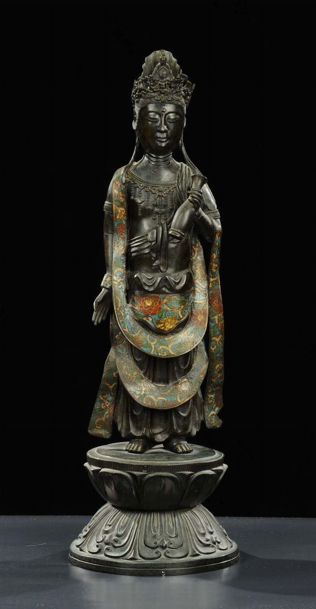 Scultura in bronzo brunito raffigurante divinità orientale, Cina  - Asta Arte Orientale - Cambi Casa d'Aste