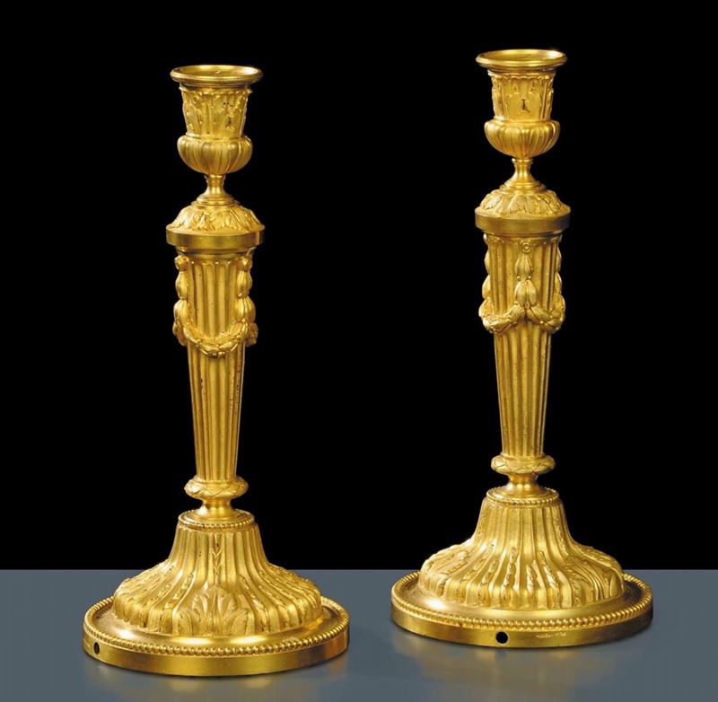 Coppia di candelieri in bronzo dorato, firmati Fumiere  - Auction Antiquariato, Argenti e Dipinti Antichi - Cambi Casa d'Aste
