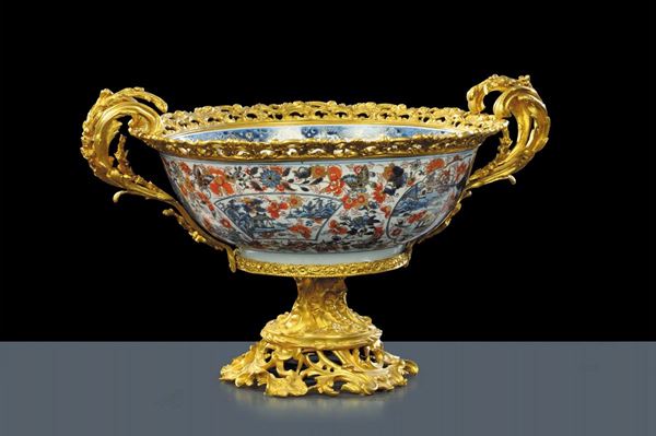 Coppa in porcellana Imari con struttura in bronzo dorato, XIX secolo