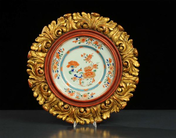 Piatto in porcellana in cornice intagliata e dorata, Cina XX secolo
