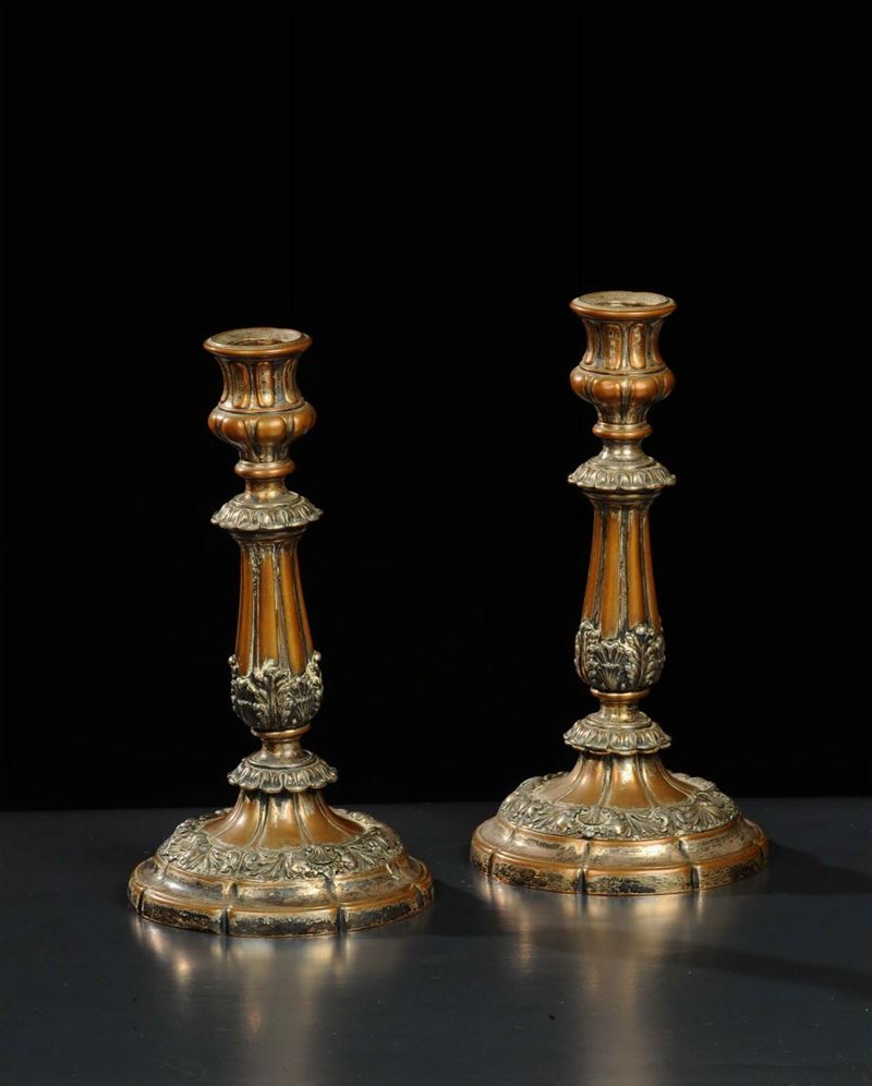 Coppia di candelieri in rame argentato, XIX secolo  - Asta Antiquariato, Argenti e Dipinti Antichi - Cambi Casa d'Aste