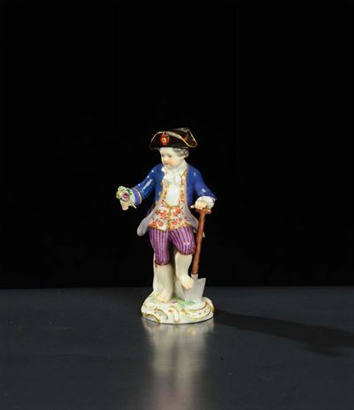 Figura in Porcellana Raffigurante Giovane con Pala e Mazzo di Fiori, Meissen XIX Secolo