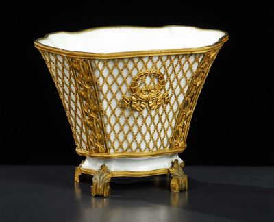 Vaso in Porcellana Bianca con Montatura in Bronzo Dorato, XX Secolo