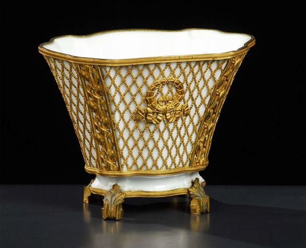 Vaso in porcellana bianca con montatura in bronzo dorato, XX secolo
