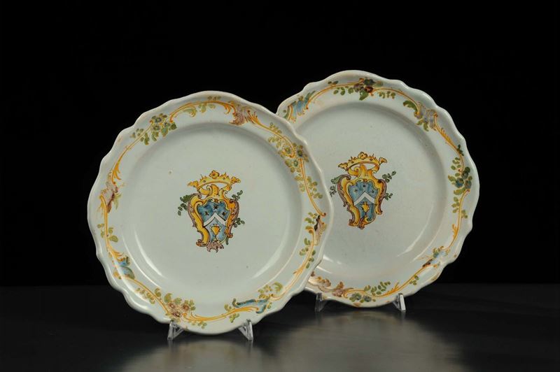 Coppia di piatti in maiolica, Caserta XVIII-XIX secolo  - Asta Antiquariato, Argenti e Dipinti Antichi - Cambi Casa d'Aste