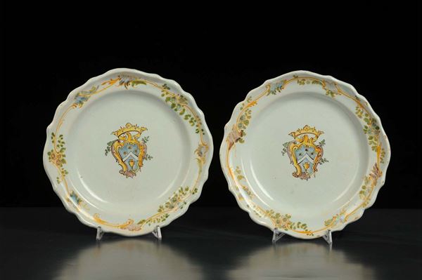 Coppia di piatti in maiolica, Caserta XVIII-XIX secolo