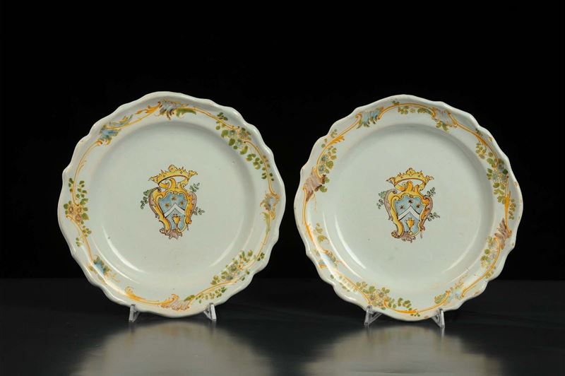 Coppia di piatti in maiolica, Caserta XVIII-XIX secolo  - Asta Antiquariato, Argenti e Dipinti Antichi - Cambi Casa d'Aste