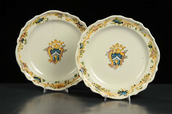 Coppia di piatti in maiolica, Caserta XVIII-XIX secolo