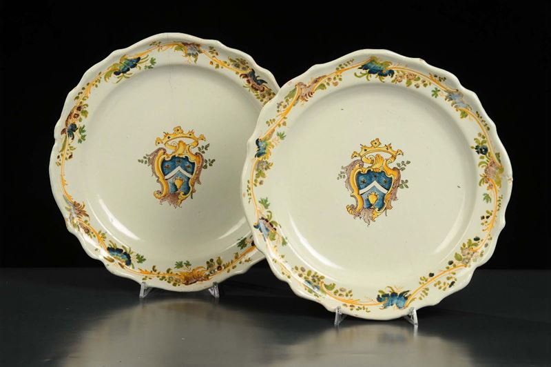 Coppia di piatti in maiolica, Caserta XVIII-XIX secolo  - Auction Antiquariato, Argenti e Dipinti Antichi - Cambi Casa d'Aste