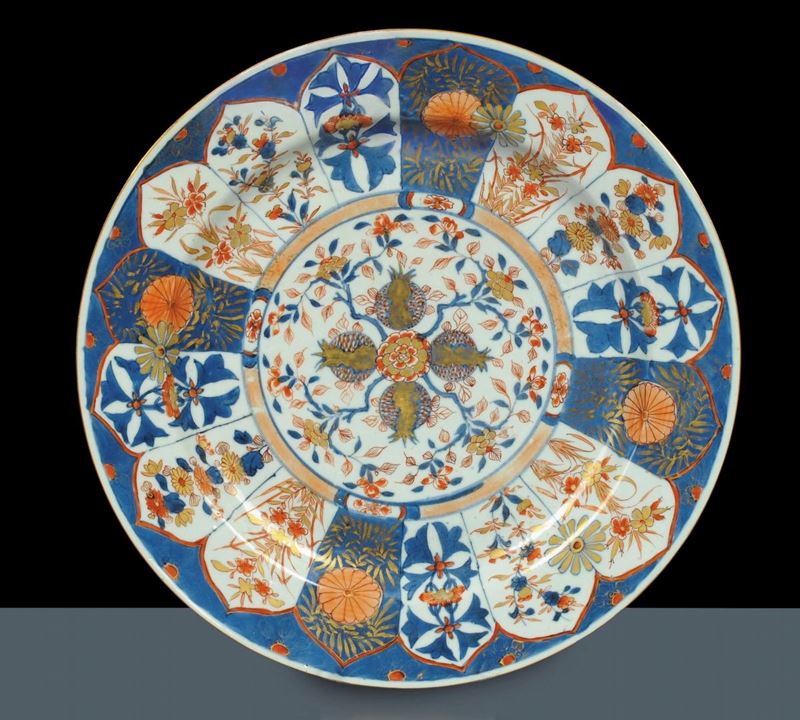 Grande piatto in porcellana Imari  - Asta Arte Orientale - Cambi Casa d'Aste