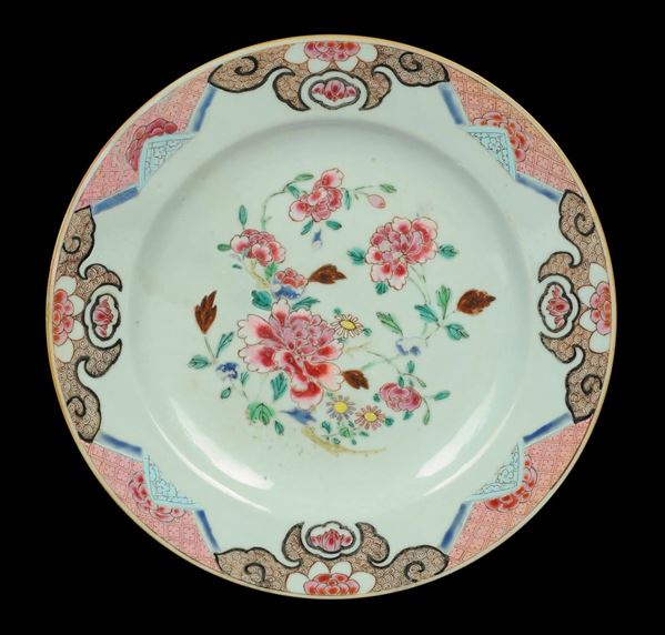 Grande piatto in porcellana Famiglia Rosa, XIX secolo