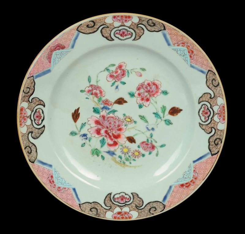 Grande piatto in porcellana Famiglia Rosa, XIX secolo  - Asta Arte Orientale - Cambi Casa d'Aste