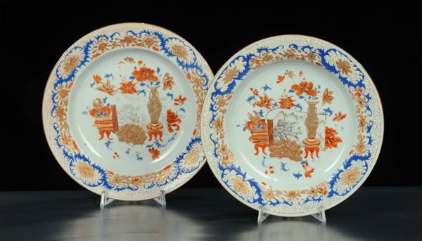 Coppia di piatti in porcellana con decoro grisaille, XIX secolo