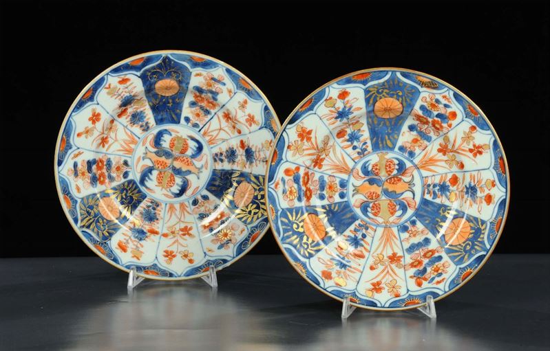 Coppia di piatti Imari con melograni, Cina  - Asta Arte Orientale - Cambi Casa d'Aste
