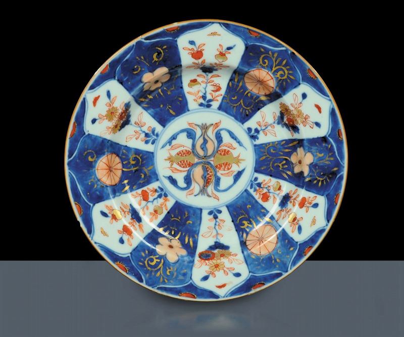 Piatto Imari con melograne, Cina  - Asta Arte Orientale - Cambi Casa d'Aste