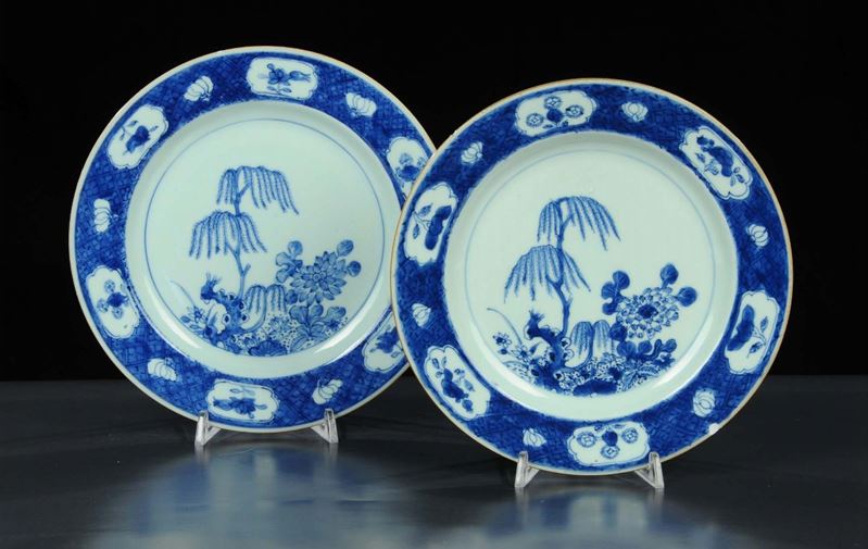 Coppia di piatti bianco e blu, Cina XIX secolo  - Asta Arte Orientale - Cambi Casa d'Aste