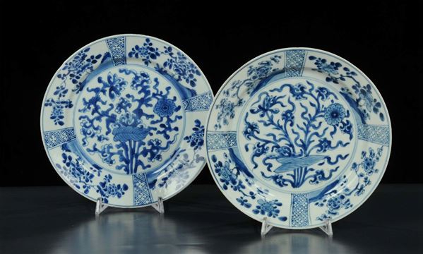 Coppia di piatti bianco e blu, firmati Kangxi