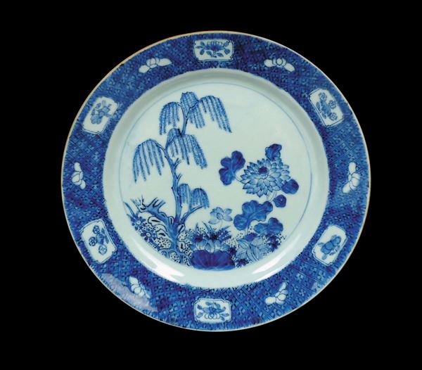 Grande piatto in porcellana bianca e blu, Cina