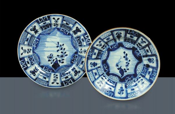 Coppia di piatti in porcellana bianca e blu, Cina