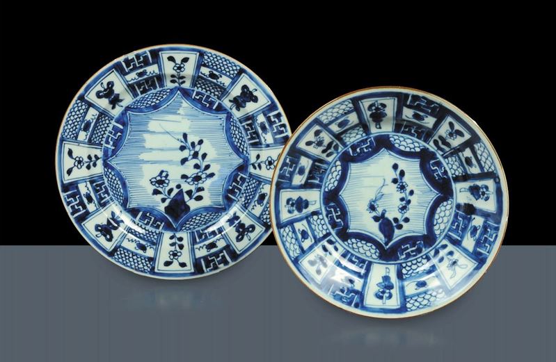 Coppia di piatti in porcellana bianca e blu, Cina  - Asta Arte Orientale - Cambi Casa d'Aste