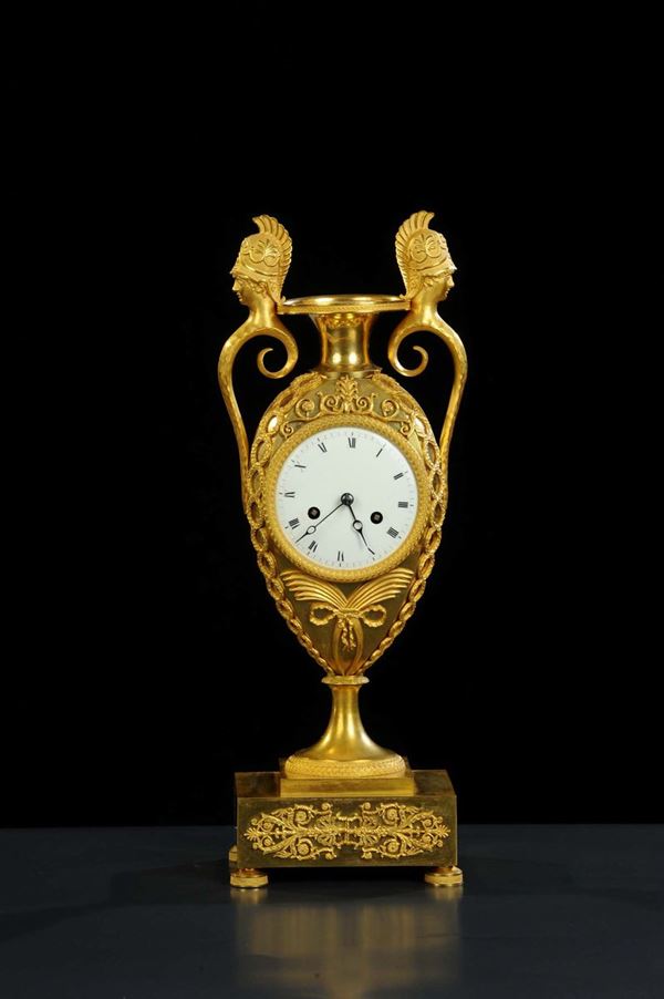 Pendola Impero in bronzo dorato a foggia di vaso biansato, XIX secolo
