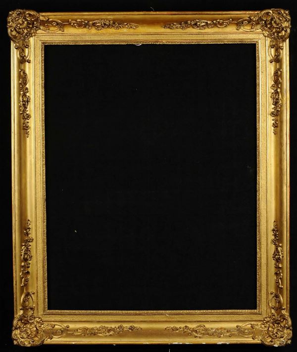 Due cornici in legno con angoli a pastiglia interamente dorate