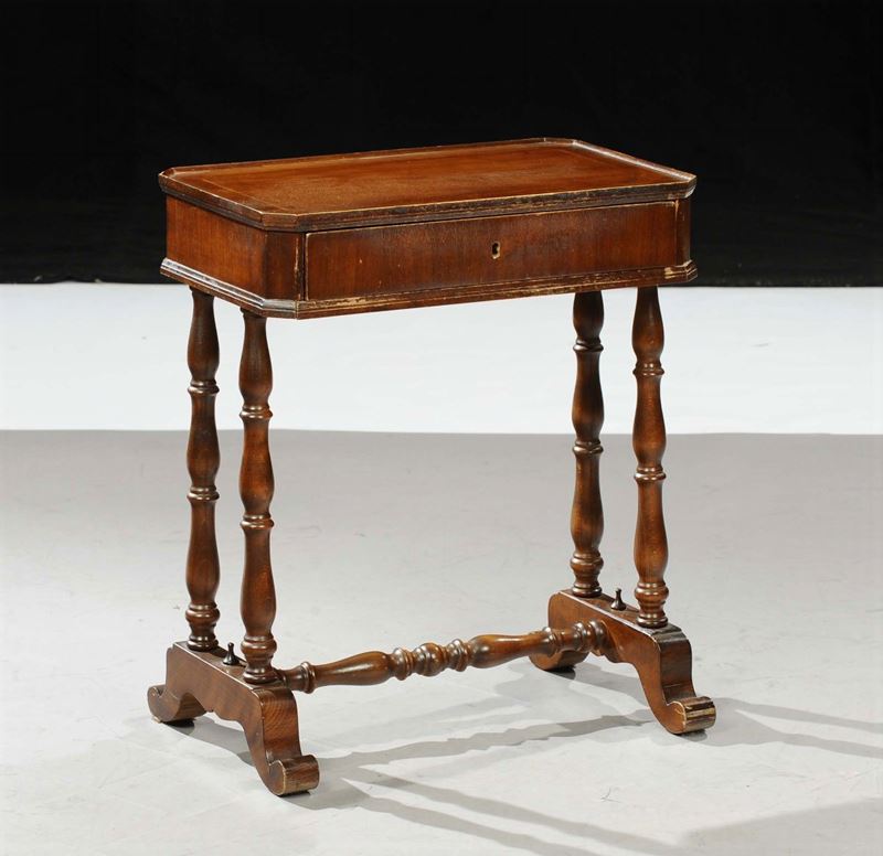 Tavolino da lavoro in noce, XX secolo  - Auction Antiquariato, Argenti e Dipinti Antichi - Cambi Casa d'Aste