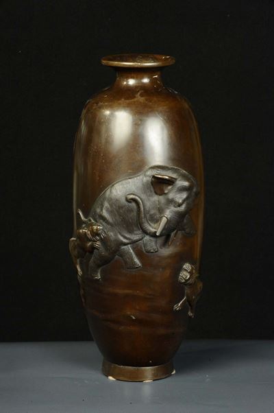 Vaso in Bronzo con Animali in Rilievo su Corpo, Giappone XIX Secolo