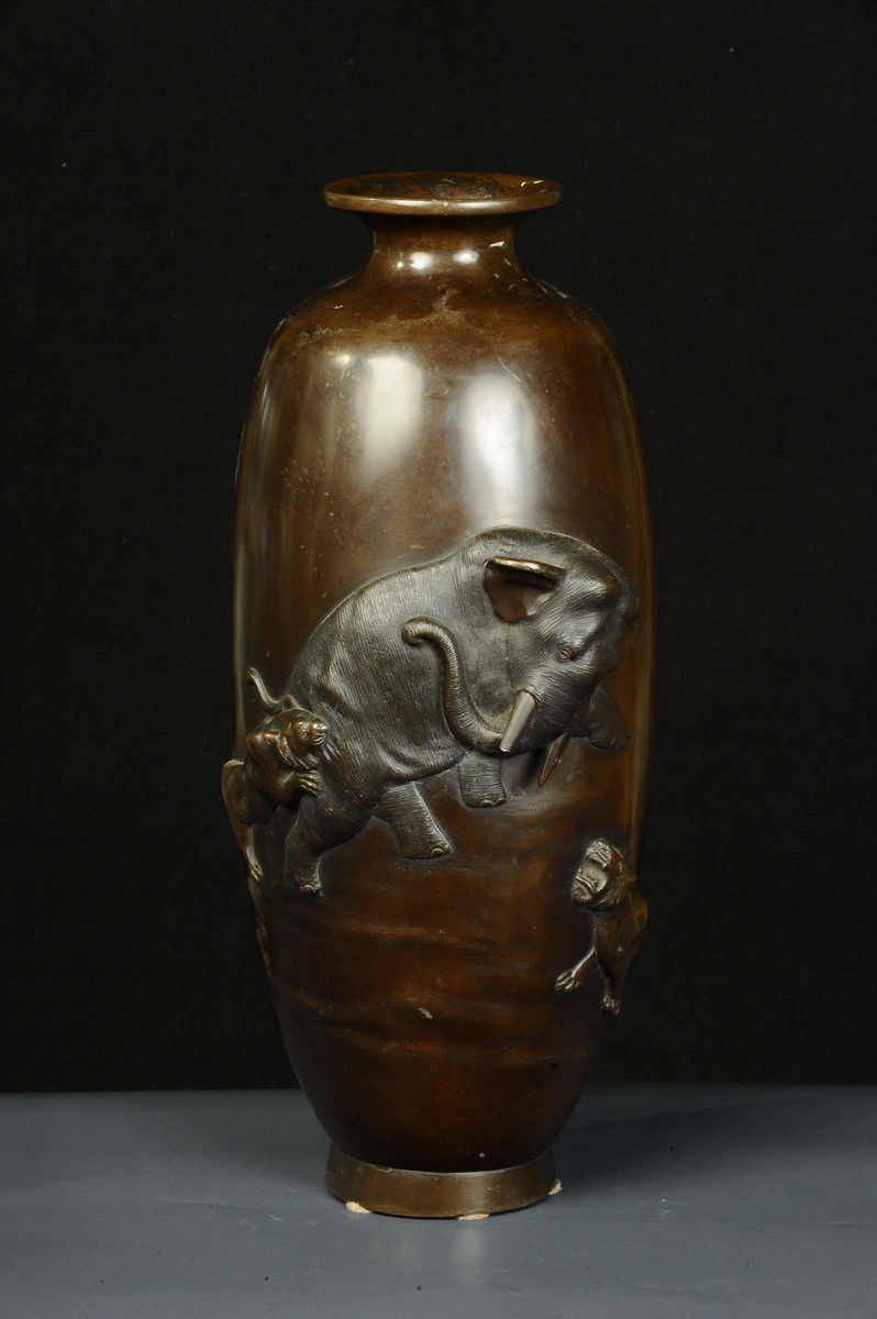 Vaso in bronzo con animali in rilievo su corpo, Giappone XIX secolo  - Auction Oriental Art - Cambi Casa d'Aste