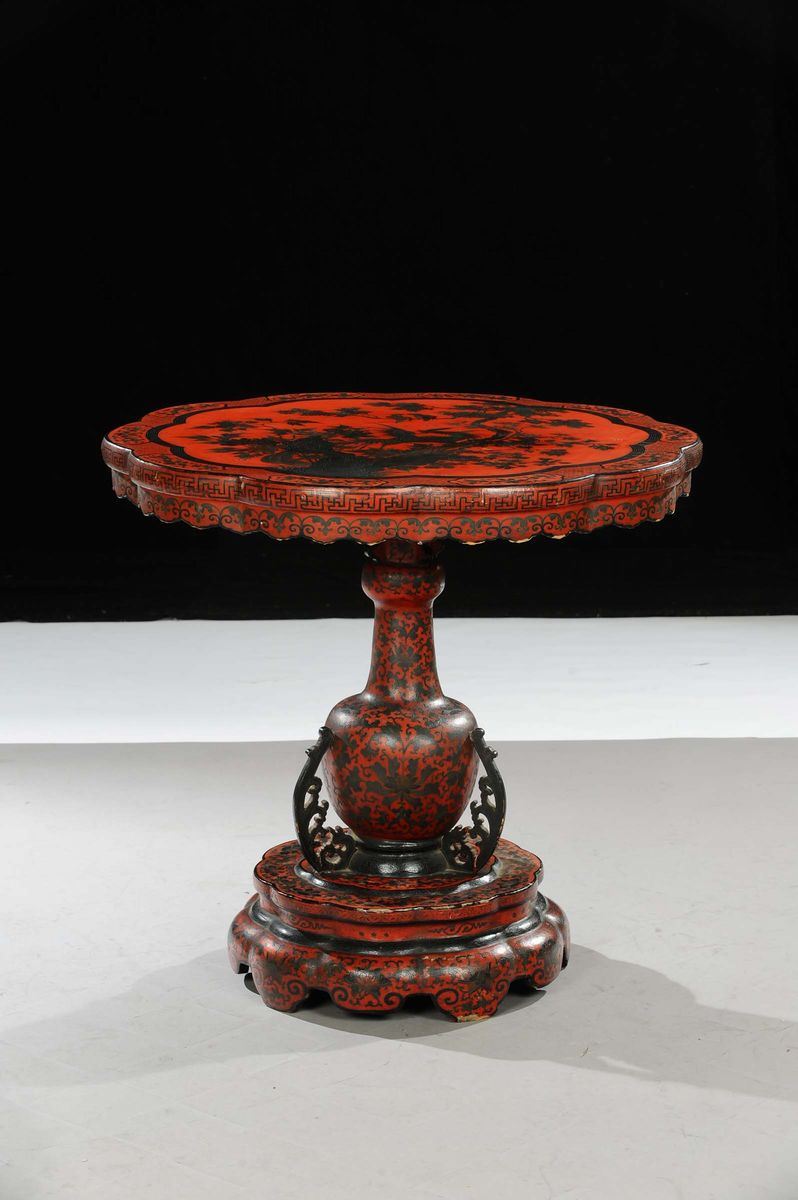 Tavolino laccato nei toni del rosso, Cina inizio XX secolo  - Asta Arte Orientale - Cambi Casa d'Aste