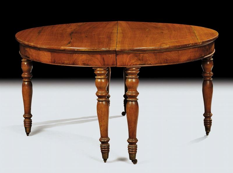 Tavolo circolare allungabile in noce, XIX secolo  - Asta Antiquariato, Argenti e Dipinti Antichi - Cambi Casa d'Aste