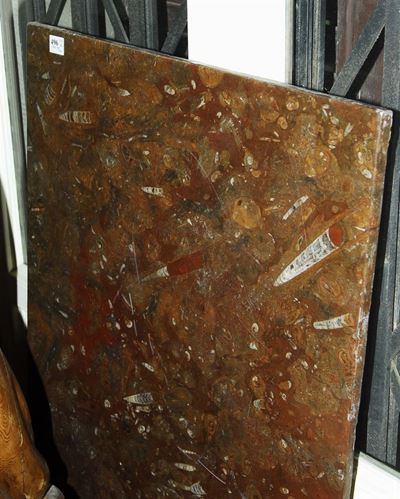 Tavolino da Salotto Composto da Piano in Marmo e Due Capitelli in Pietra
