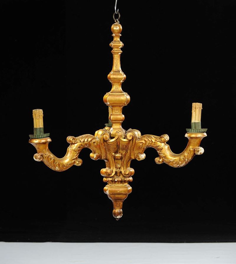 Lampadario in legno intagliato e dorato a tre luci, XVIII secolo  - Asta Antiquariato, Argenti e Dipinti Antichi - Cambi Casa d'Aste