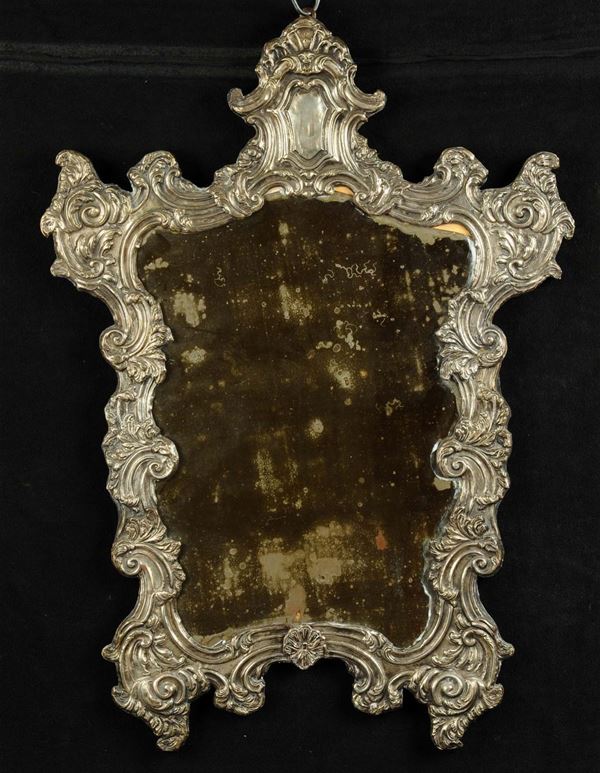 Specchio in metallo sbalzato, XVIII secolo