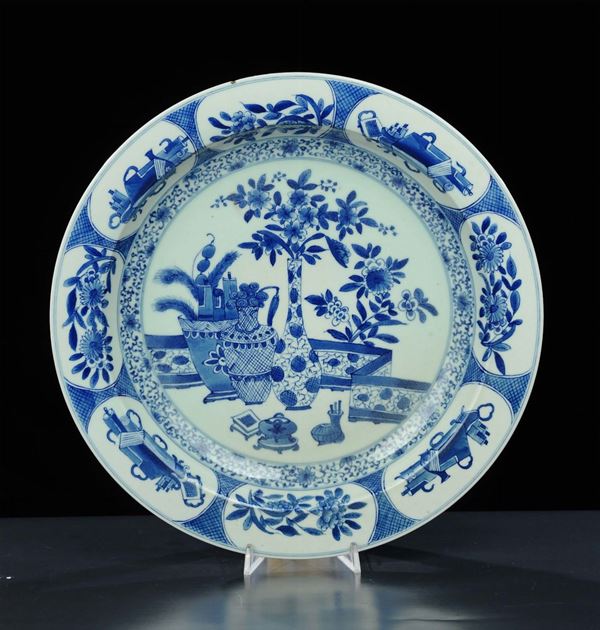 Piatto in porcellana bianca e blu, Cina XX secolo