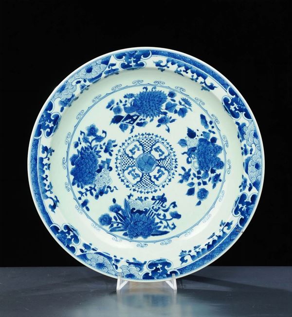 Piatto in porcellana a decoro floreale, Cina inizio XX secolo