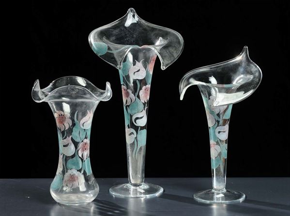 Tre vasi in vetro incolore con fiori in policromia, XX secolo