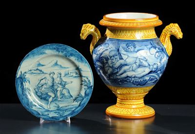 Lotto Composto da Vaso con Anse e Piattino in Ceramica