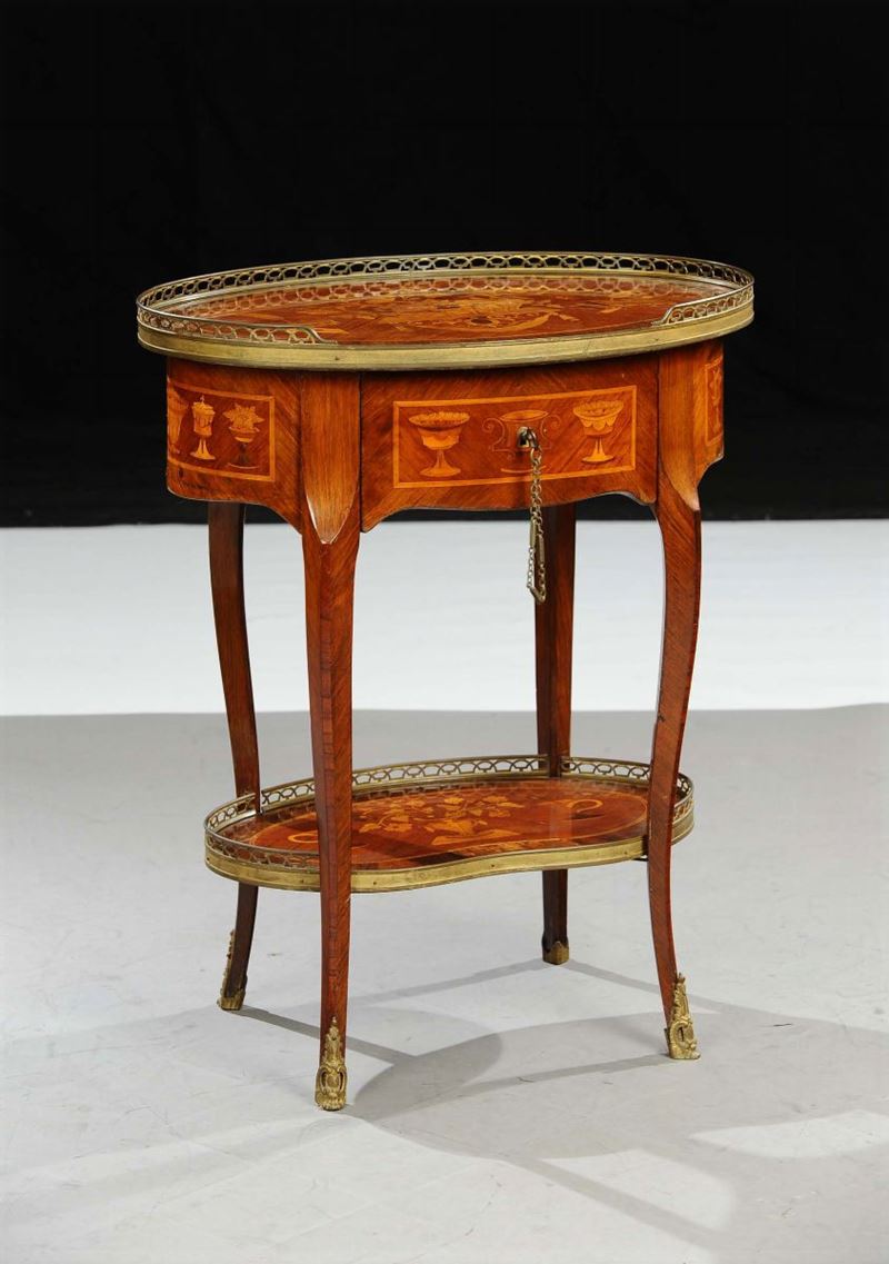 Tavolino etagere in stile Luigi XV intarsiato, inizio XX secolo  - Asta Antiquariato, Argenti e Dipinti Antichi - Cambi Casa d'Aste