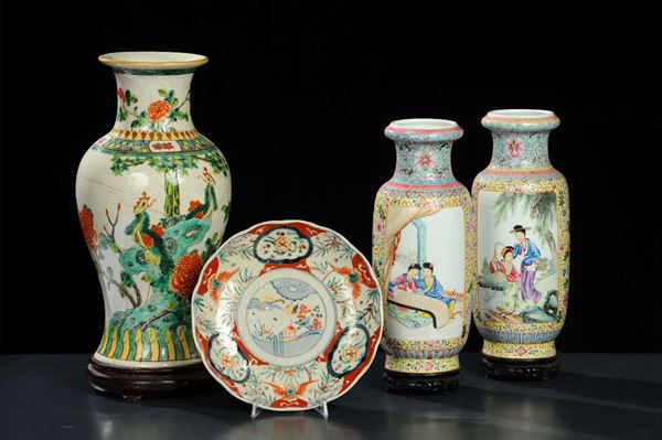 Lotto conposto da coppia di vasi cinesi, piatto e altro vaso