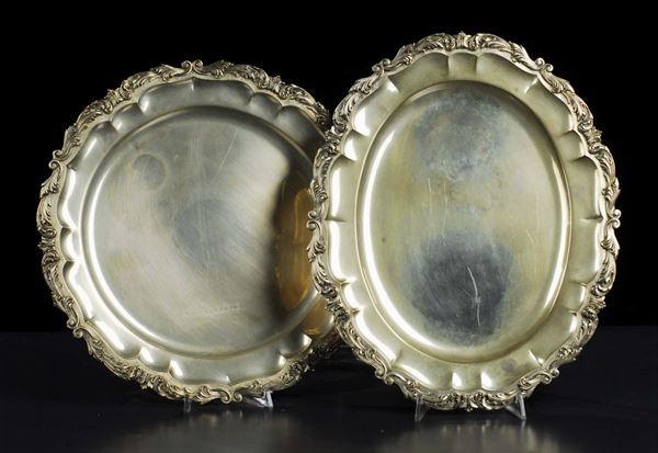 Due piatti da portata in argento con bordo lavorato, gr. 2200 circa