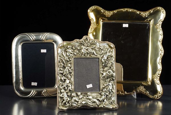 Tre cornici diverse in argento sbalzato