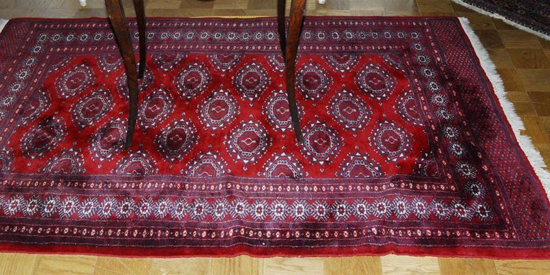 Tappeto Boukara a fondo rosso, XX secolo  - Asta Antiquariato, Argenti e Dipinti Antichi - Cambi Casa d'Aste