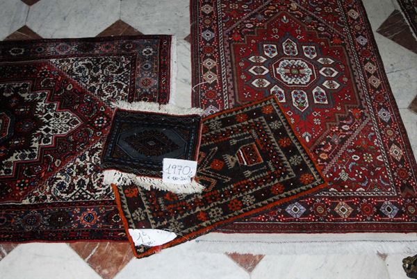 Lotto di quattro tappeti diversi, Persia e Pakistan XX secolo