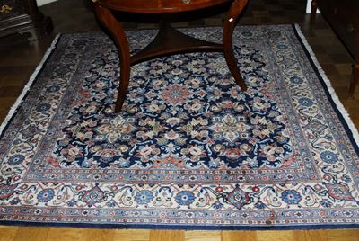 Tappeto Persiano a Fondo Blu con Decoro Floreale, XX Secolo