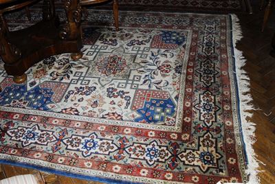 Tappeto Persiano a Fondo Chiaro con Decoro Floreale, XX Secolo