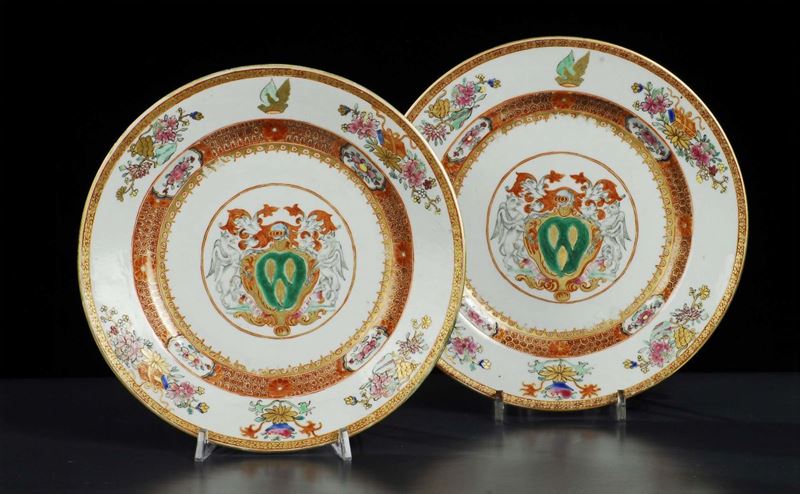Coppia di piatti in ceramica con stemmi nobiliari al centro del cavetto, XIX secolo  - Auction Antiquariato, Argenti e Dipinti Antichi - Cambi Casa d'Aste