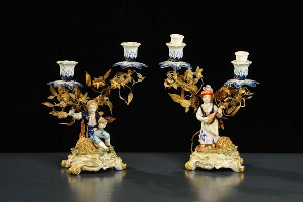 Coppia di candelieri a due luci in porcellana di Sevres e bronzo dorato, XIX secolo