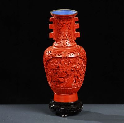 Vaso in Lacca Rossa, XX Secolo